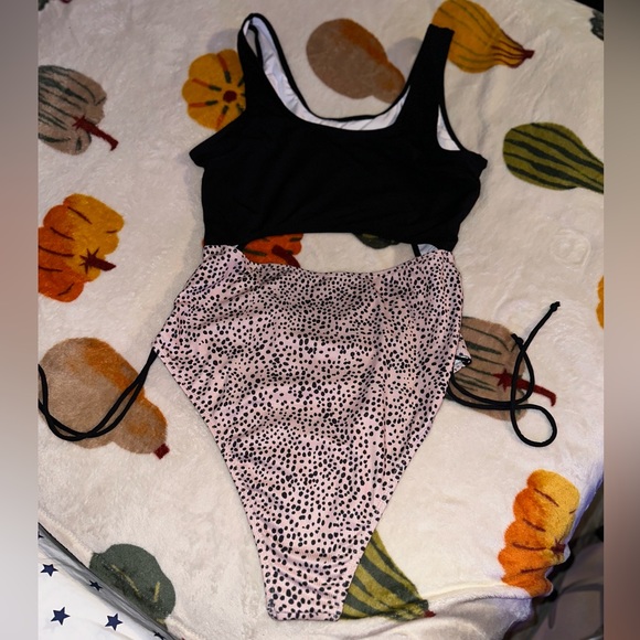 Swimsuit - Picture 2 of 5